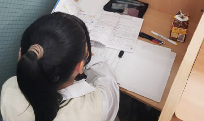 勉強に打ち込む女子生徒